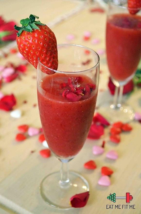 Truskawkowe love – drink z truskawek i wytrawnego wina musującego