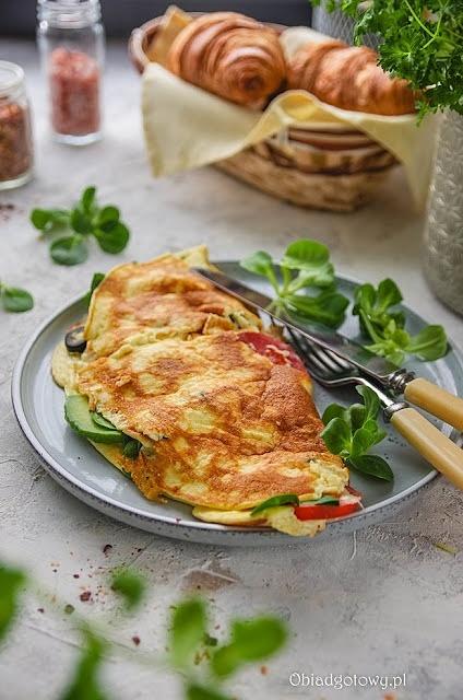 Owsianny omlet z pomidorami, awokado i serem
