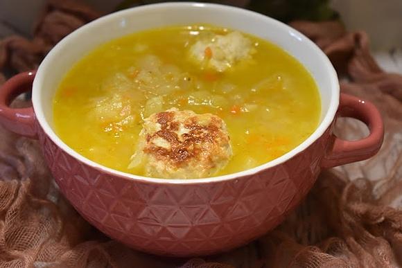 Zupa z kapusty i drobiowe kuleczki