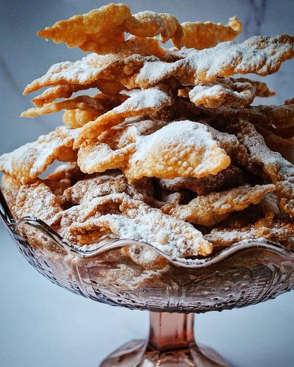 Faworki chrust i róże karnawałowe – smak karnawału
