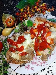 Pizza na chlebie tostowym wieloziarnistym