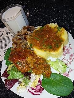 Kawałki łopatki w sosie