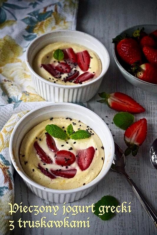 Pieczony jogurt grecki z truskawkami