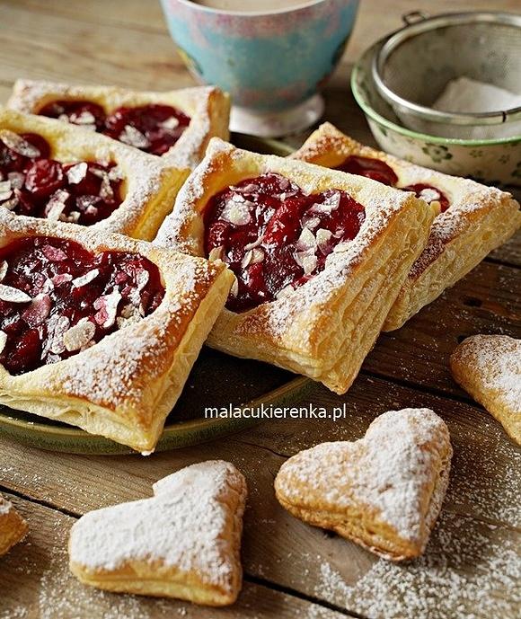 Ciastka z ciasta francuskiego z serem i wiśniami