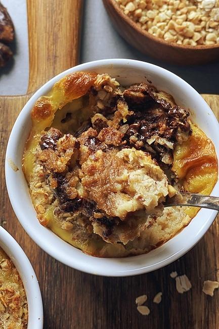 Pieczona owsianka z czekoladą i daktylowym karmelem