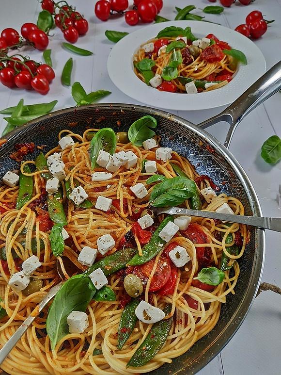Spaghetti pomidorowe z warzywami