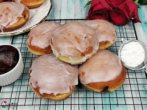 Tradycyjne pączki z marmoladą różaną