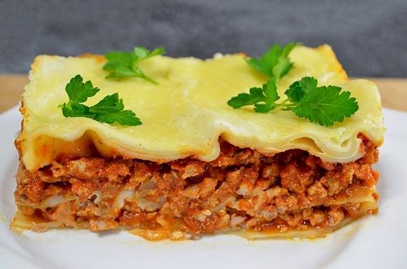Lasagne z mięsem mielonym i sosem beszamelowym