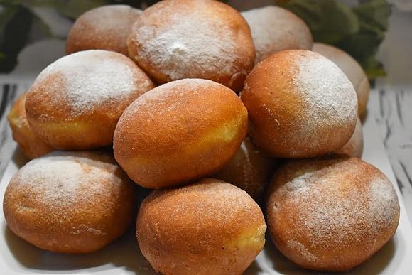 Pączki – tradycyjny polski słodki wypiek
