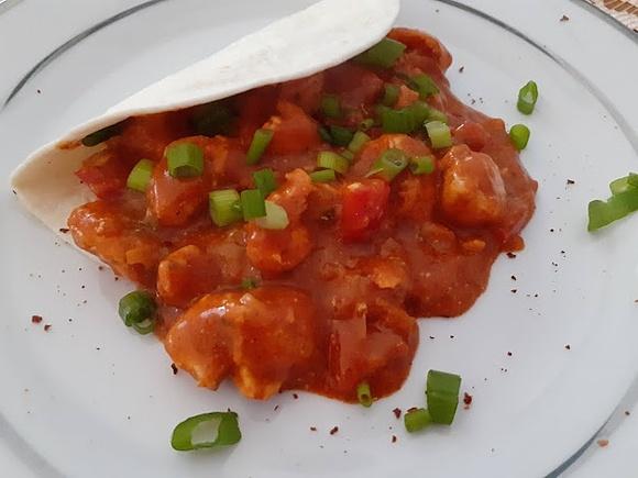 Tortilla z kurczakiem w sosie tikka masala