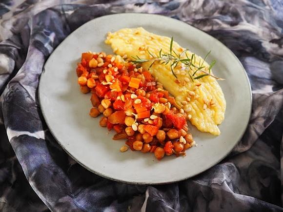 Warzywne ragout z kukurydzianą polentą