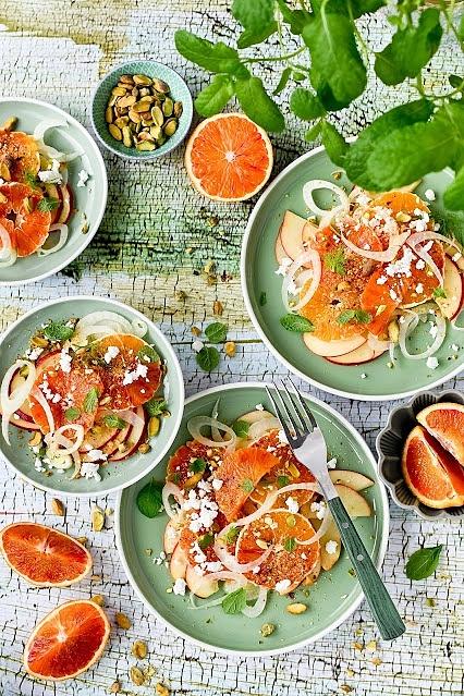 Sałatka z czerwonych pomarańczy, fenkułu i jabłka z fetą