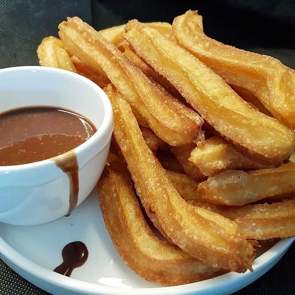 Churros hiszpańskie pączki z sosem czekoladowym