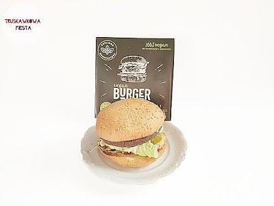 Burger roślinny z wegańskim serem, kapustą pekińską i kiełkami