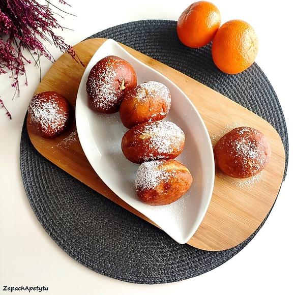 Włoskie Bomboloni - pączki nadziewane kremem, konfiturą i innym ulubionym nadzieniem