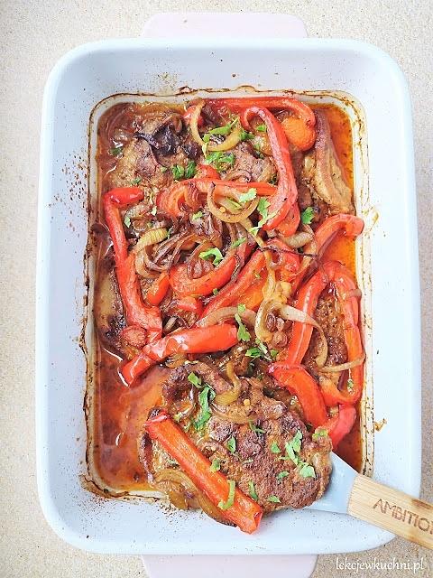 Paprykowa karkówka pieczona w plastrach