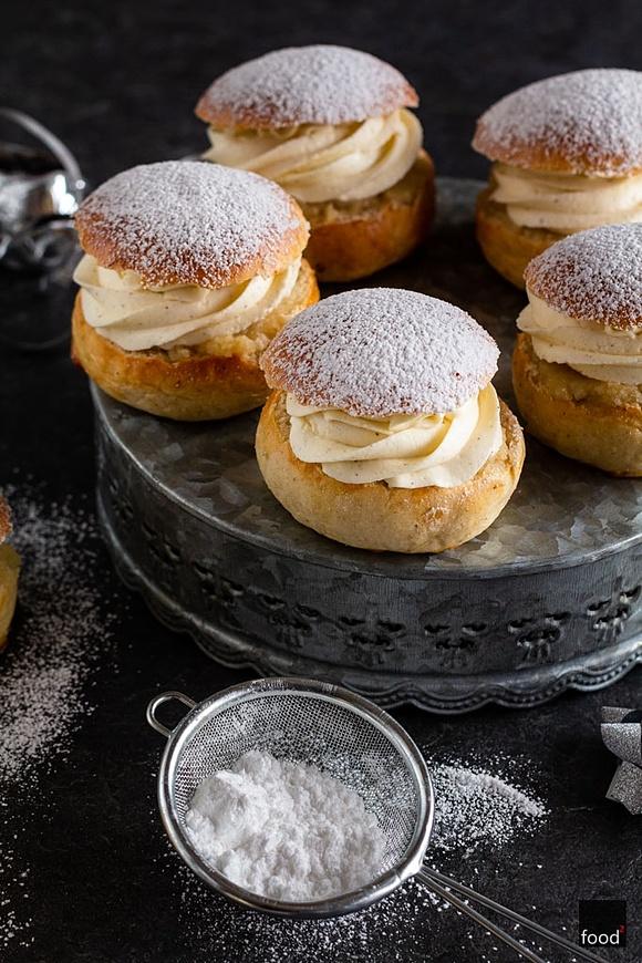 Semlor – szwedzkie bułeczki karnawałowe z masą migdałową i bitą śmietaną