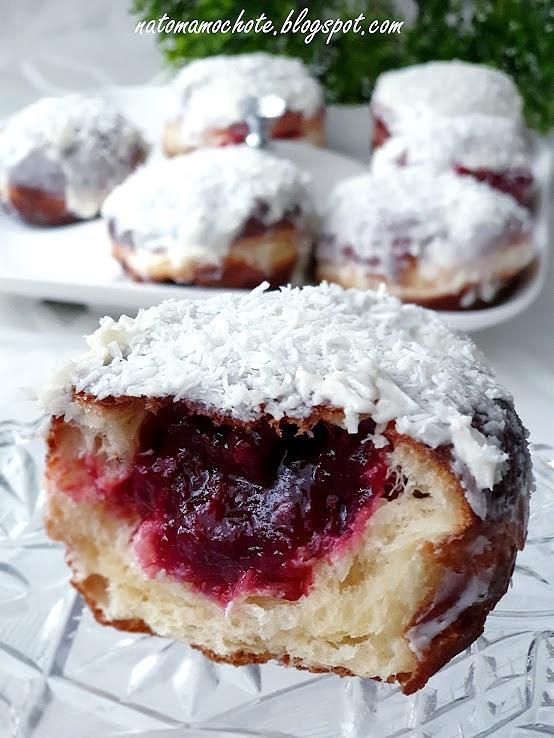 Pączki z malinami i polewą kokosową