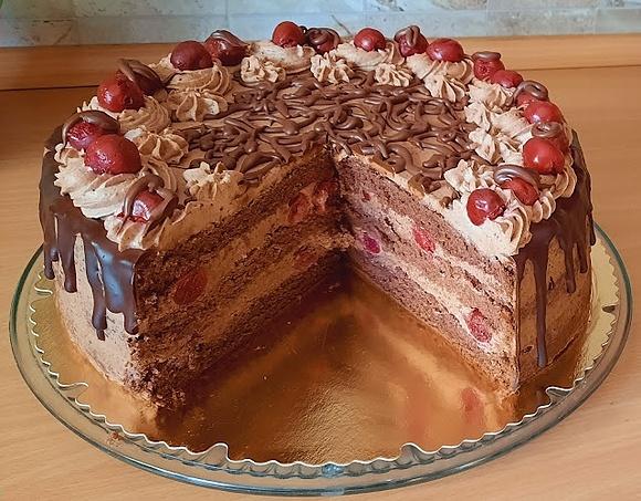 Czekoladowy tort z wiśniami