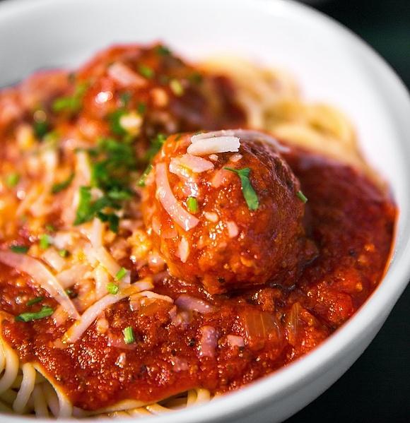 Spaghetti z pulpetami w sosie pomidorowym