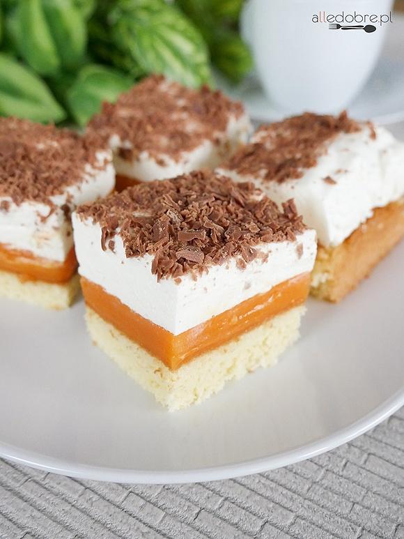 Ciasto na soku Kubuś z budyniem, bitą śmietaną i czekoladą