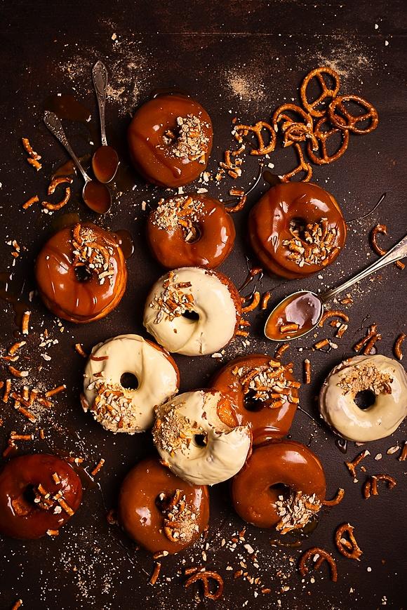Donuty serowe z solonym karmelem i białą czekoladą