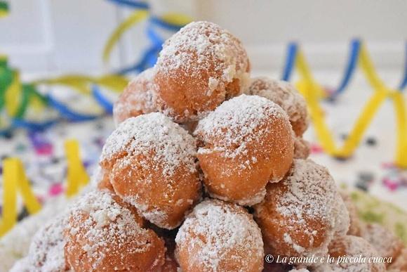 Włoskie castagnole - krucho-smażone kuleczki z cukrem pudrem