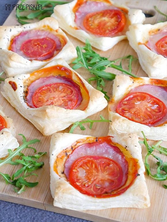 Ciasto francuskie z mozzarellą i pomidorami