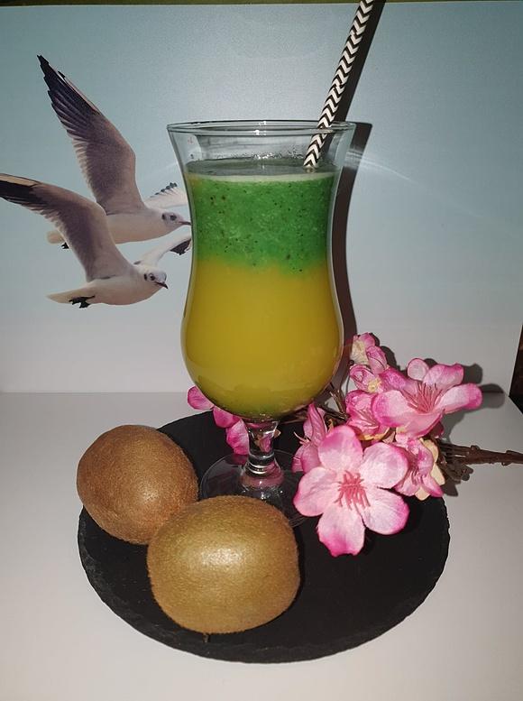 Warstwowy drink z kiwi i sokiem pomarańczowym