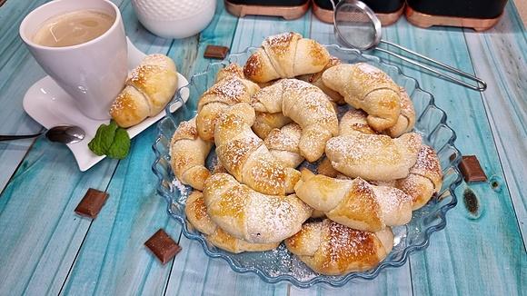 Drożdżowe rogaliki topione