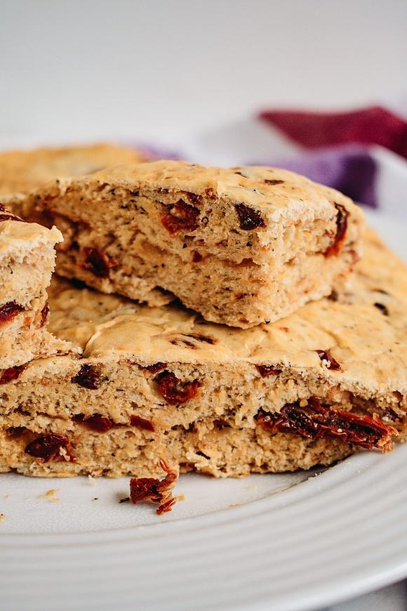 Focaccia z suszonymi pomidorami