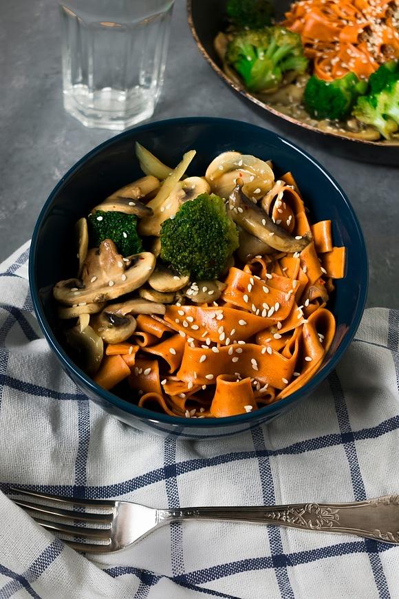 Wyśmienity stir-fry z brokułem i pieczarkami