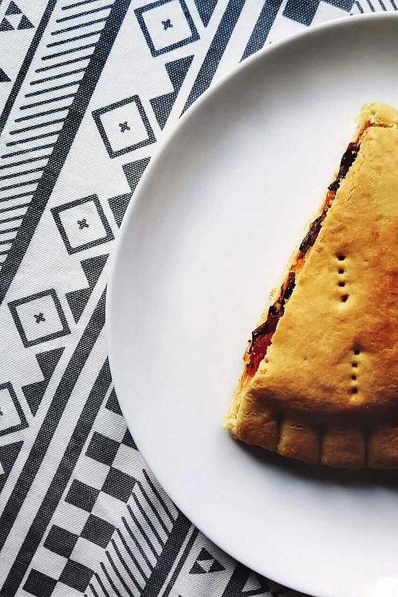 Wegańskie calzone - obiad z pizza zawijana na kształt pieroga