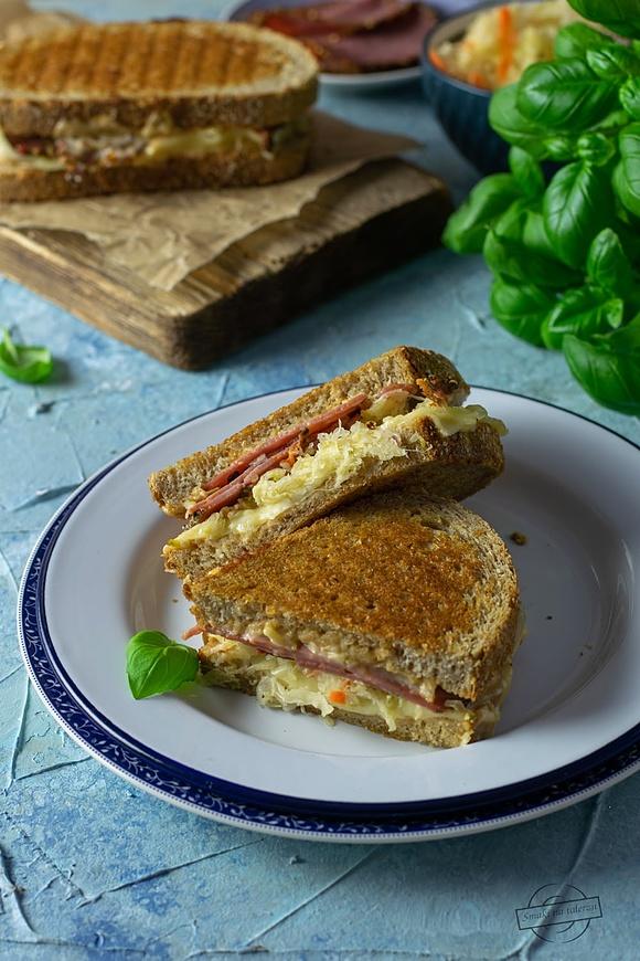 Tosty z pastrami i kiszoną kapustą – reuben sandwich inspirowany nowym jorkiem