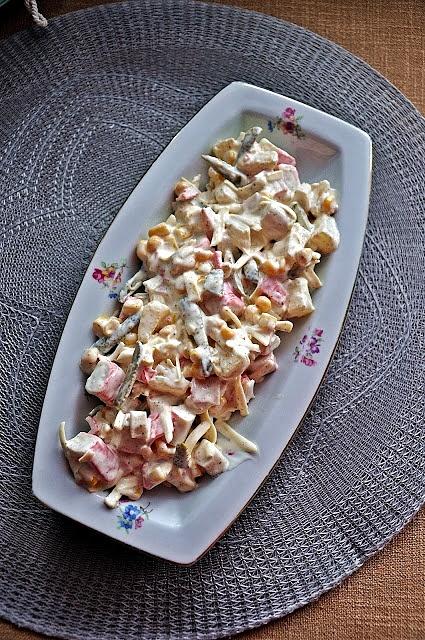 Sałatka z paluszkami krabowymi surimi