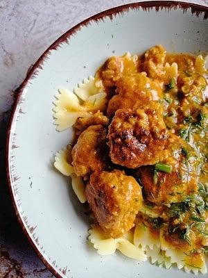 Klopsiki w sosie pomidorowym z cukinią