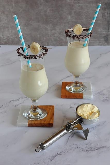 Lody bananowe z rumem i koktajl alkoholowy