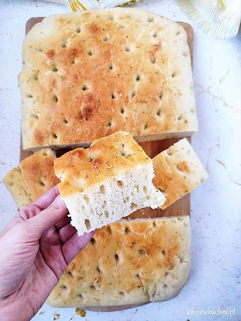 Focaccia włoski chlebek z rozmarynem i czosnkiem
