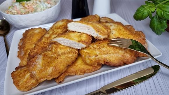 Prosty przepis na filet z kurczaka z jajkiem i śmietaną