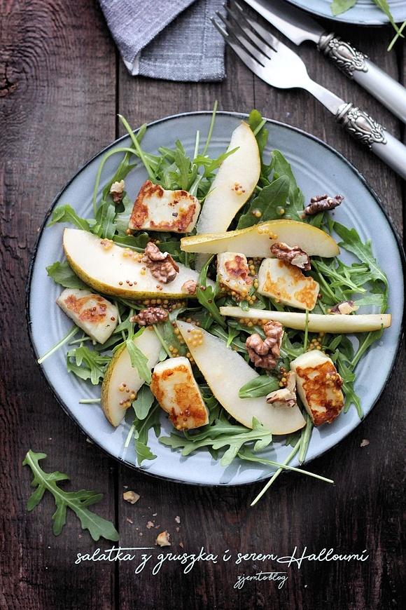 Sałatka z gruszką i serem Halloumi