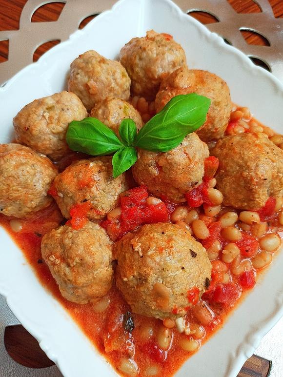 Pulpety w sosie pomidorowym z fasolą
