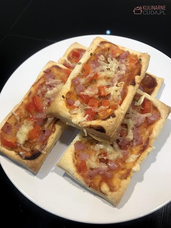 Szybkie zapiekanki z ciasta francuskiego