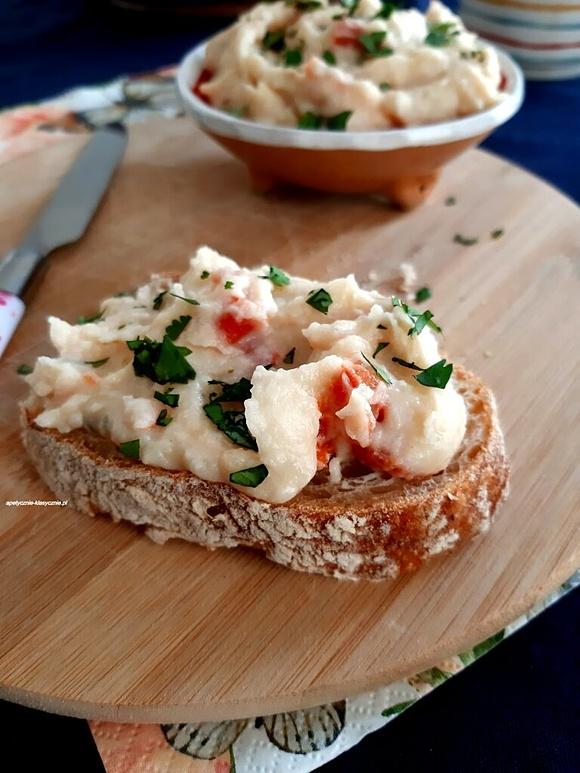 Pasta kanapkowa z białej fasoli z suszonymi pomidorami