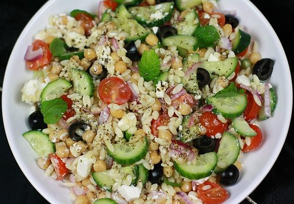 Śródziemnomorska sałatka orzo z ciecierzycą i serem feta