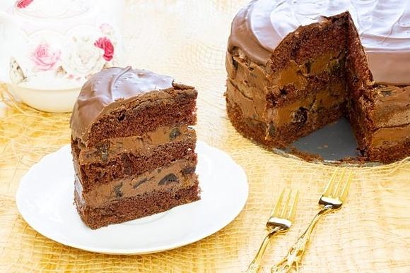 Ciasto Pijana śliwka z suszonymi śliwkami i nutellą