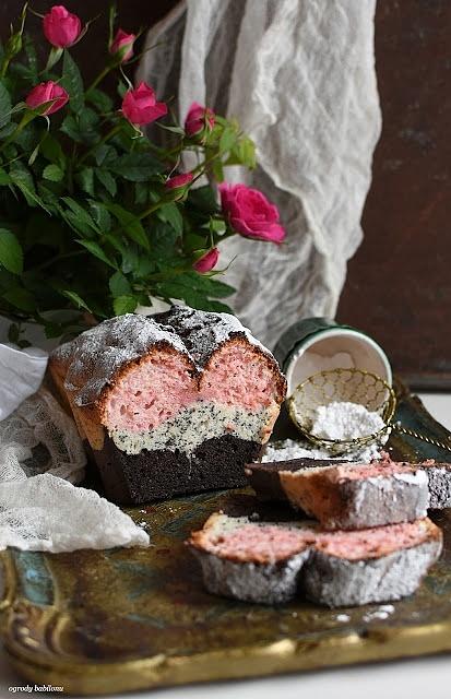 Trzykolorowa babka na białkach