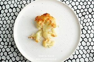 Pieczony kalafior pod pierzynką z parmezanem i chlebem
