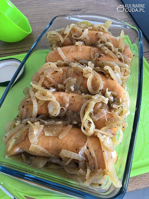 Kiełbasa pieczona z cebulą w piwie
