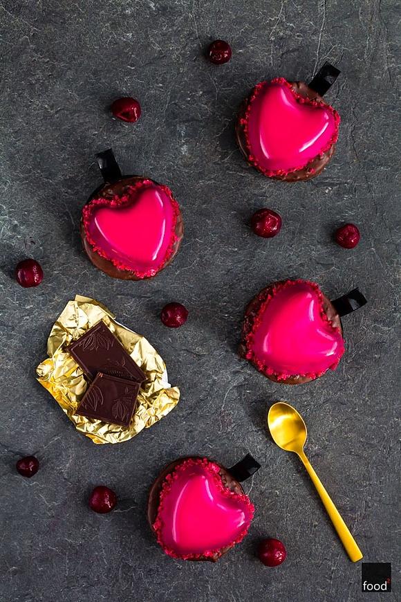 Entremets z musem czekoladowym i wiśniami na spodzie brownie