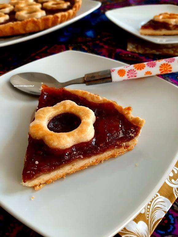Włoska crostata z dżemem i kwiatkami na wierzchu